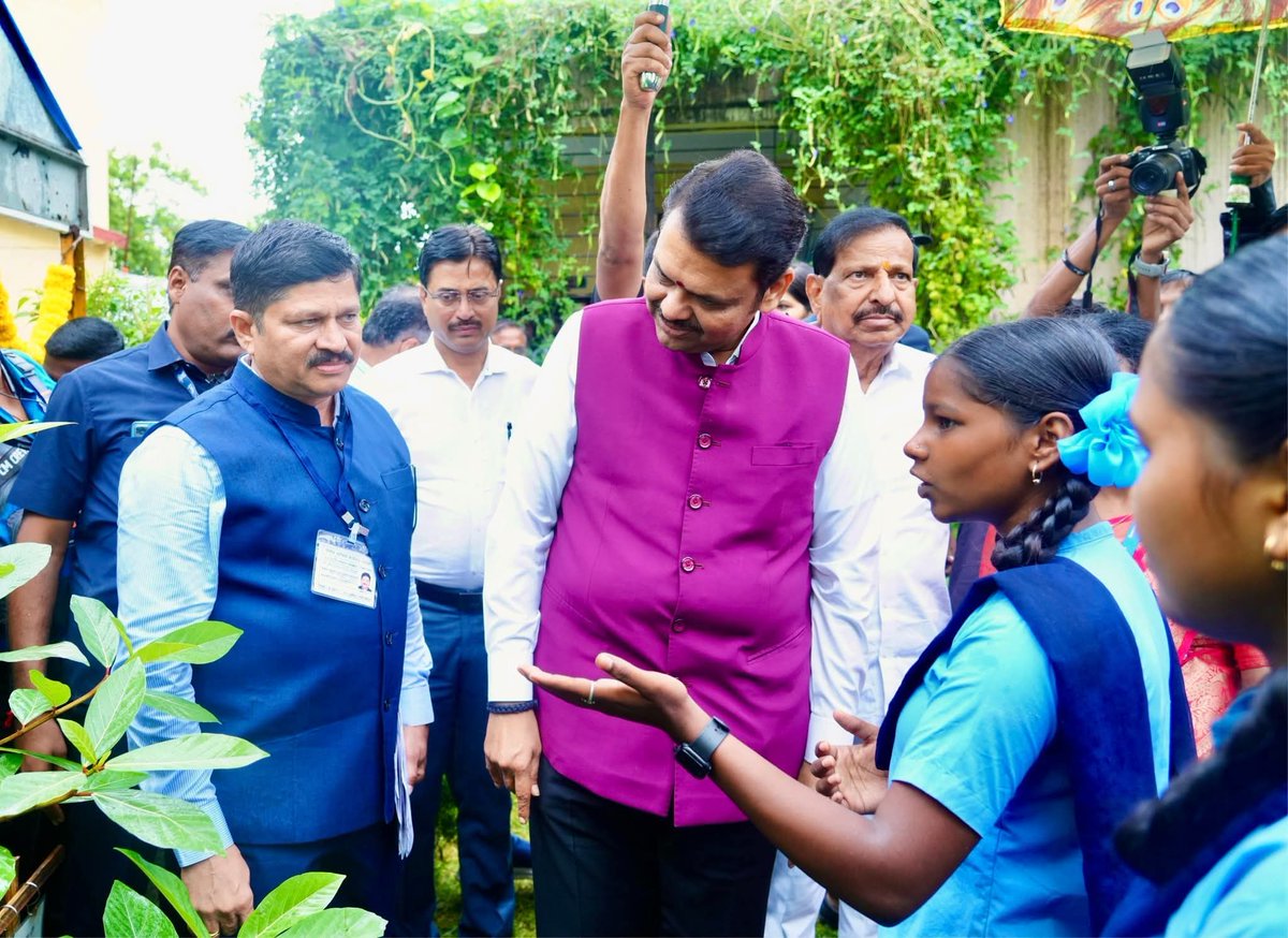 १६-६-२०२५ | 📍दुर्वेस, पालघर

आजपासून नवीन शैक्षणिक वर्षास प्रारंभ झाला आहे. यानिमित्ताने आज महाराष्ट्र राज्याचे मुख्यमंत्री श्री. देवेंद्र जी फडणवीस यांच्या प्रमुख उपस्थितीत जिल्हा परिषद केंद्रीय प्राथमिक शाळा दुर्वेस, पालघर येथे "शाळा प्रवेशोत्सव 2025-2026" कार्यक्रमाचे आयोजन