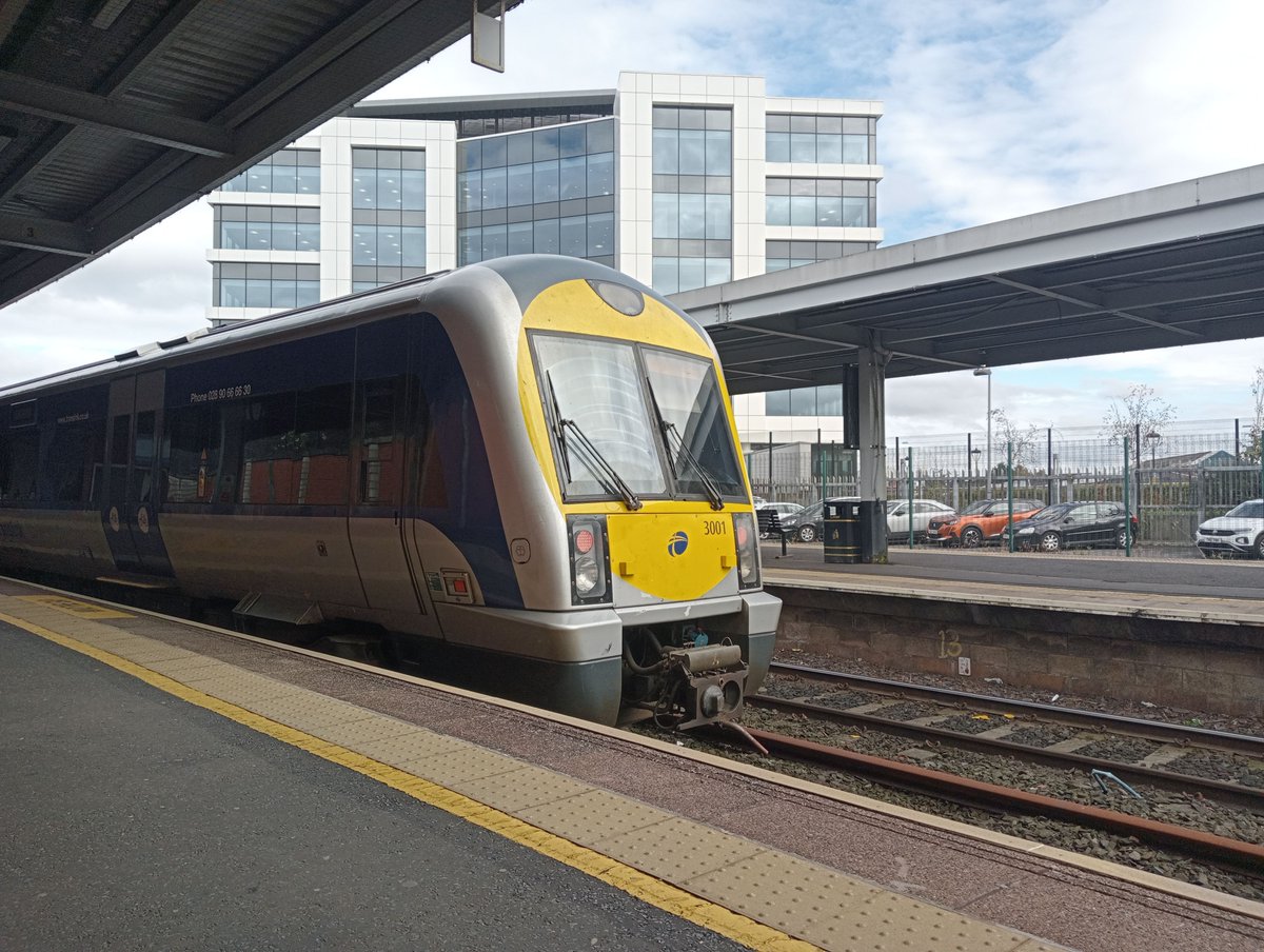 WakefulMadeDis's tweet photo. NI Railways Class 3000 no. 3001 standing in Platform 3 at Lanyon Place. The line between here and Belfast Grand Central had not yet reopened to passenger rail traffic yet (09/10/2024).

#Translink #NIRailways #NIR #trains #rail @Translink_NI https://t.co/miiSPIx052