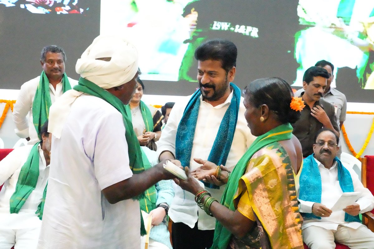revanth_anumula's tweet photo. తొమ్మిది రోజుల్లో 
9 వేల కోట్ల రూపాయలు…
70 లక్షల 11 వేల 984 మంది…
రైతుల ఖాతాల్లో జమ చేస్తున్నాం. 

ఇది “రైతు భరోసా”…
రాష్ట్ర రైతాంగానికి మీ సోదరుడి భరోసా. 
అన్నదాత ఆత్మగౌరవానికి…
అతడి చెమట చుక్కలకి…
ప్రజా ప్రభుత్వం ఇస్తోన్న భరోసా.

#RythuBharosa #PrajaPalana
#TelanganaPrajaPrabhutwam 
#TelanganaRising #Farmers