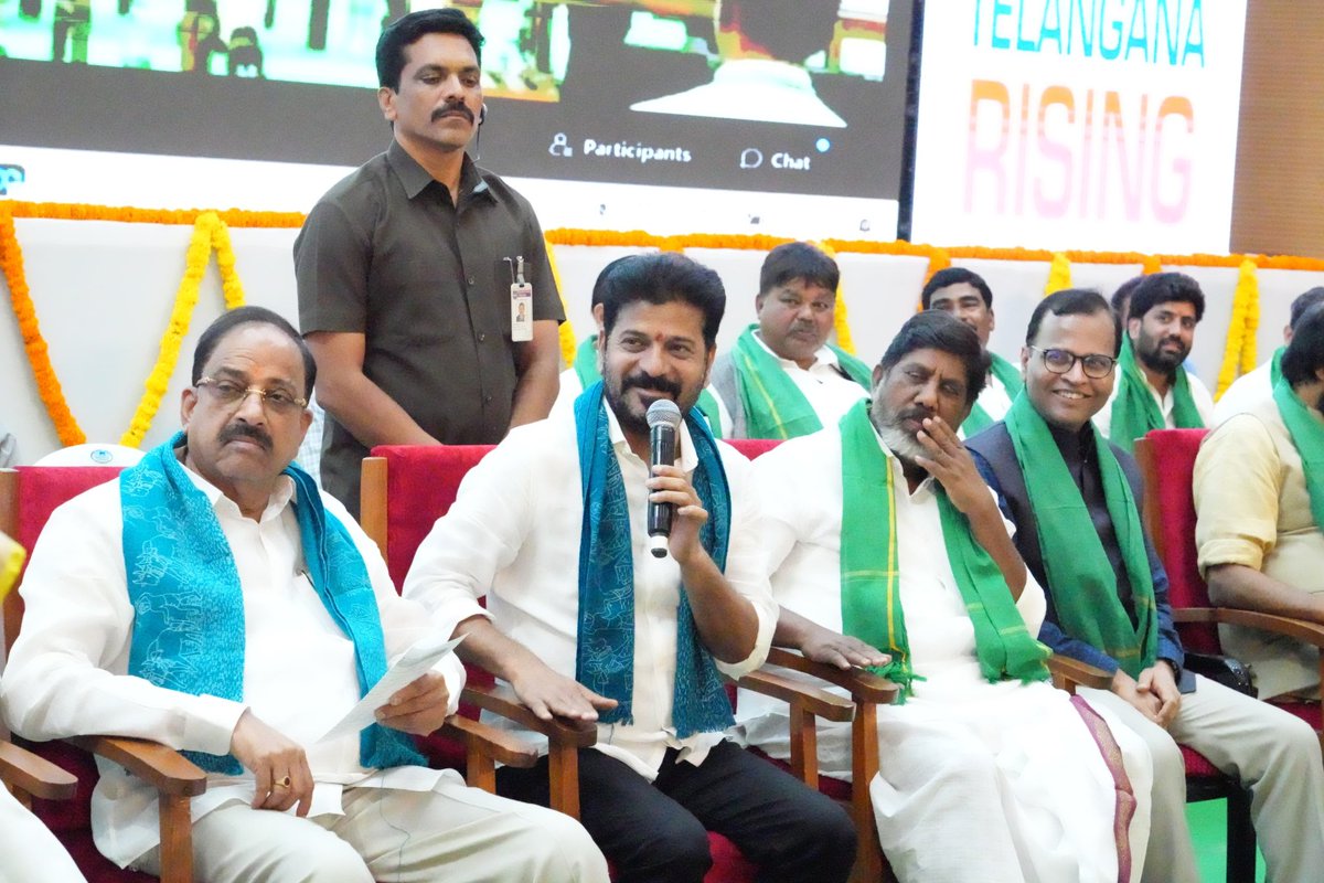revanth_anumula's tweet photo. తొమ్మిది రోజుల్లో 
9 వేల కోట్ల రూపాయలు…
70 లక్షల 11 వేల 984 మంది…
రైతుల ఖాతాల్లో జమ చేస్తున్నాం. 

ఇది “రైతు భరోసా”…
రాష్ట్ర రైతాంగానికి మీ సోదరుడి భరోసా. 
అన్నదాత ఆత్మగౌరవానికి…
అతడి చెమట చుక్కలకి…
ప్రజా ప్రభుత్వం ఇస్తోన్న భరోసా.

#RythuBharosa #PrajaPalana
#TelanganaPrajaPrabhutwam 
#TelanganaRising #Farmers