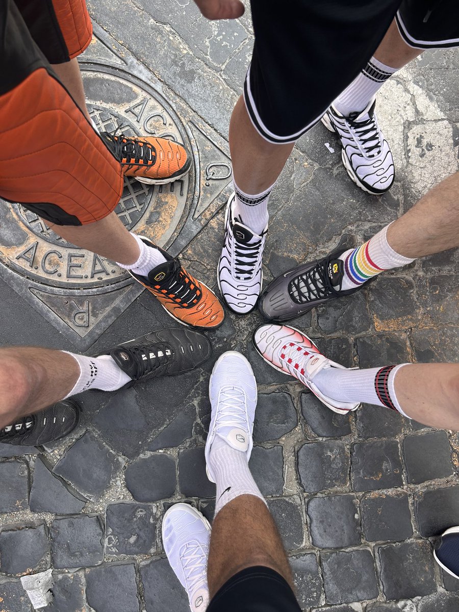 Non vedo ancora la tua faccia qui sotto 

#nike #tn #sneaks #faggot #kiffeur #kiff #sneakers #niketn #findom #cashmaster #slave