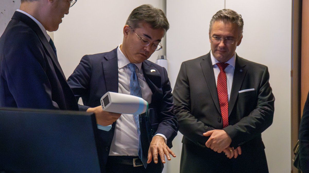 Japānas vēstniecība Latvijā / 在ラトビア日本国大使館 (@japanemb_latvia) on Twitter photo 5. un 6. jūnijā vēstnieks Jošida ar Keio Universitātes prezidentu Ito apmeklēja <a href="/universitatelv/">Latvijas Universitāte</a>, tai skaitā <a href="/lu_eztf/">LU Eksakto zinātņu un tehnoloģiju fakultāte</a> un Matemātikas un informātikas institūtu, kur apsprieda sadarbību pētniecības un inovāciju veicināšanā. (Foto: LU, Bernhards Bērtulis) 5. un 6. jūnijā vēstnieks Jošida ar Keio Universitātes prezidentu Ito apmeklēja <a href="/universitatelv/">Latvijas Universitāte</a>, tai skaitā <a href="/lu_eztf/">LU Eksakto zinātņu un tehnoloģiju fakultāte</a> un Matemātikas un informātikas institūtu, kur apsprieda sadarbību pētniecības un inovāciju veicināšanā. (Foto: LU, Bernhards Bērtulis)