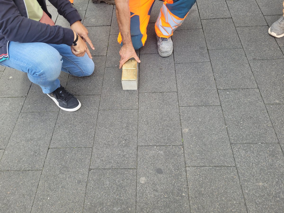 LeninaDC's tweet photo. Heute in Köln: Verlegung zwei #Stolperstein|en für Karl und Toni Kaufhold am Eigelstein 54. #Retrogott hat a capella gerappt mit zum Thema passendem Text - sehr bewegend. https://t.co/LWRNkkhmKz