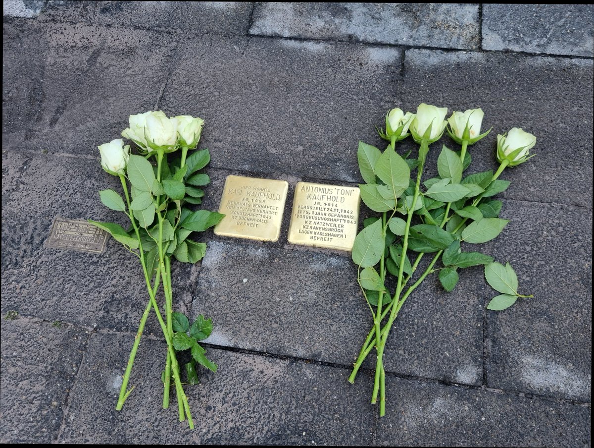 LeninaDC's tweet photo. Heute in Köln: Verlegung zwei #Stolperstein|en für Karl und Toni Kaufhold am Eigelstein 54. #Retrogott hat a capella gerappt mit zum Thema passendem Text - sehr bewegend. https://t.co/LWRNkkhmKz