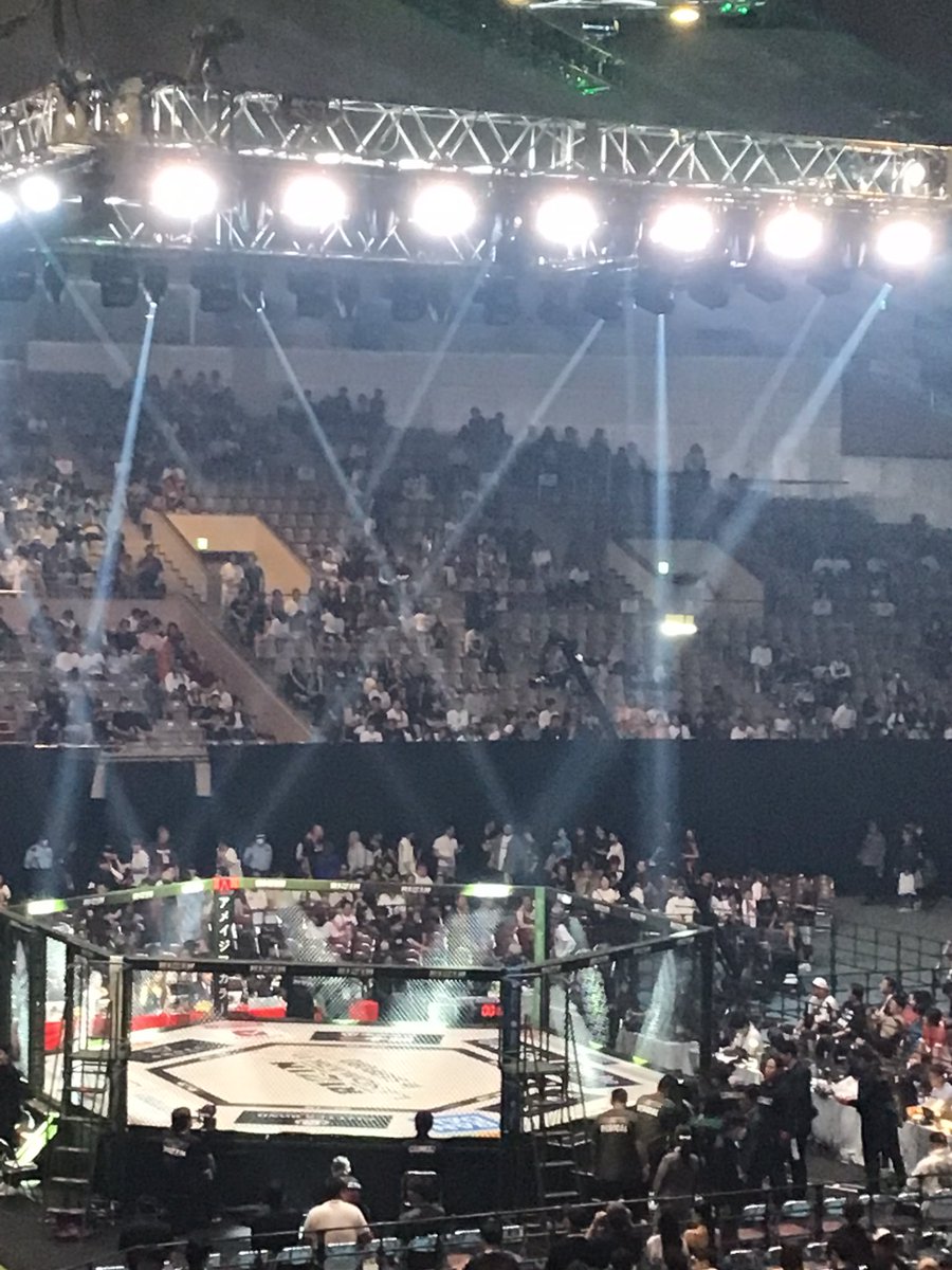 遅ればせながら6月14日はRIZIN LANDMARK11 in SAPPOROに行ってきた。
オープニングファイトからメインまで約7時間半のロングランイベントだったが楽しく観戦できた。
やっぱり現地観戦はいいね。