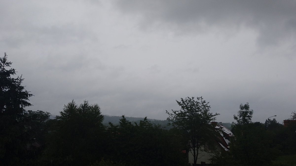 MeteoSynop's tweet image. Pada już prawie pół doby. Uzbierało się 10,5 mm opadu.

Nowa Ruda, 15:00: 
🌧️8/8 - Sc (3/8), Ns (Cʟ = 5, Cᴍ = 2, Cʜ = /)
temperatura: 15,0°C
temperatura punktu rosy: 13,4°C 
wiatr 320°↘️o prędkości 3 m/s
widzialność: 20 km
ciśnienie względne: 1024,6 hPa (+1,5 hPa/3h)
