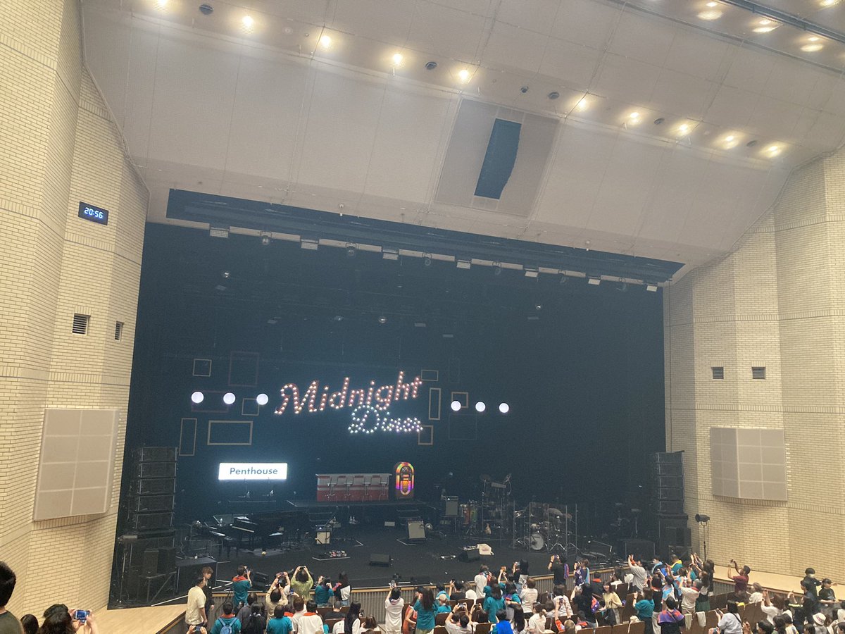 maruchannon's tweet photo. Penthouseライブ！歌がよくて、トークも面白いし、最高でした✨キラキラのかてぃんピアノも聴けて幸せ☺️
ツアーグッズ紹介の平井さんのお話がうま過ぎて、僅かですが残業代としてツアーＴとアクキーを！袖のとこ可愛い🥰
#Penthouse 
#MidnightDiner https://t.co/SM2Fhn5cm9