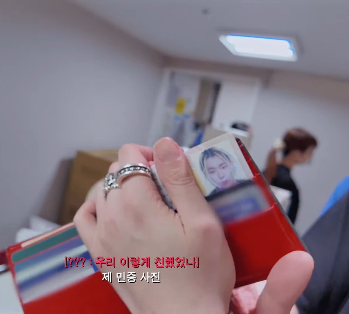 wooZico_TV's tweet photo. 민증 사진 아직도 레게인거 언제쯤 안웃기지ㅠ https://t.co/tbjwGMn3FN