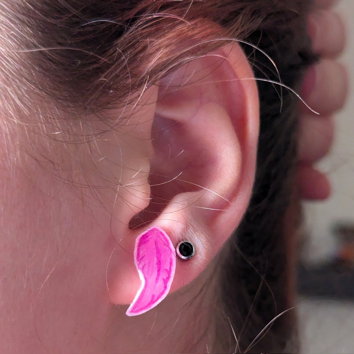 Noemi1999's tweet photo. ✨Ya están disponibles los pendientes de las plumas de Xayah y Rakan🧵💖  Perfectos para regalar (o autoregalarte 😉)

  -5€ cada par (más envío)
  -Si estás interesado/a no dudes en hablarme ☺️ 

De momento los venderé por aquí, pronto en mi tienda de Ko-fi https://t.co/nDAjS1HgWv