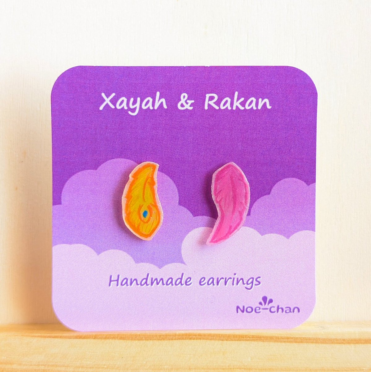 Noemi1999's tweet photo. ✨Ya están disponibles los pendientes de las plumas de Xayah y Rakan🧵💖  Perfectos para regalar (o autoregalarte 😉)

  -5€ cada par (más envío)
  -Si estás interesado/a no dudes en hablarme ☺️ 

De momento los venderé por aquí, pronto en mi tienda de Ko-fi https://t.co/nDAjS1HgWv