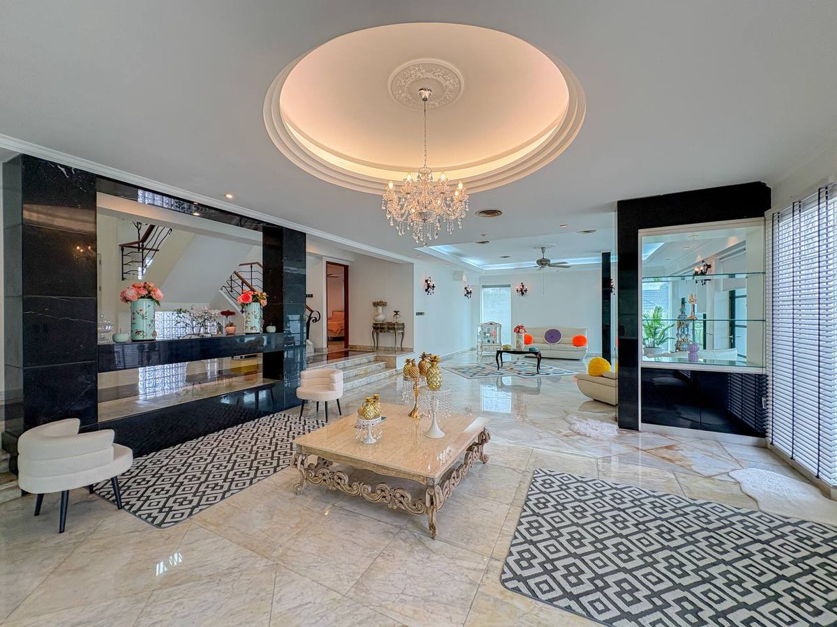 hrthazfr_'s tweet photo. Rumah ni sumpah ada vibe2 datuk dalam drama petang pukul 7.

But this is for sale bro, kalau nak merasa jadi macam dalam drama hari hari boleh la beli rumah ni dengan aku.

Bungalow seksyen 13 shah alam 
RM 3,310,000 sahaja.

Contact:
01121284214
Harith
Maxxan Real Estate Agent https://t.co/ugzHvOiQWr