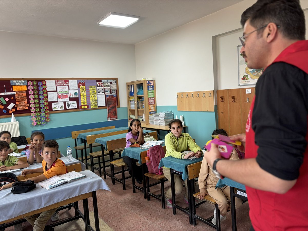 Sorgun Gençlik Merkezi (@gsb_sorgungm) on Twitter photo 🎨👶 Minikler Renklerle Buluştu! 👶🎨
Bugün küçük kahramanlarımız, rengârenk yüz boyalarıyla hayal dünyasına yolculuk etti! 🦋🦁🦸♀️
Kimi kelebek oldu, kimi kaplan, kimi de süper kahraman! 🌈💫🧠❓ “Bil Bakalım” oyunuyla zihinler çalıştı, kahkahalar havada uçuştu!
#MerkezinHerYerde 🎨👶 Minikler Renklerle Buluştu! 👶🎨
Bugün küçük kahramanlarımız, rengârenk yüz boyalarıyla hayal dünyasına yolculuk etti! 🦋🦁🦸♀️
Kimi kelebek oldu, kimi kaplan, kimi de süper kahraman! 🌈💫🧠❓ “Bil Bakalım” oyunuyla zihinler çalıştı, kahkahalar havada uçuştu!
#MerkezinHerYerde