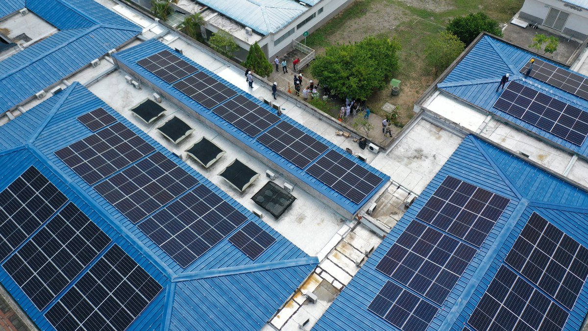¡El primer hospital autosostenible del país ya es una realidad! 
En Aipe, Huila, la salud y la energía se unen para transformar vidas.
 
Con #ColombiaSolar el Hospital San Carlos marca un hito en sostenibilidad.  Con una inversión de más de $2.146 millones en la instalación de