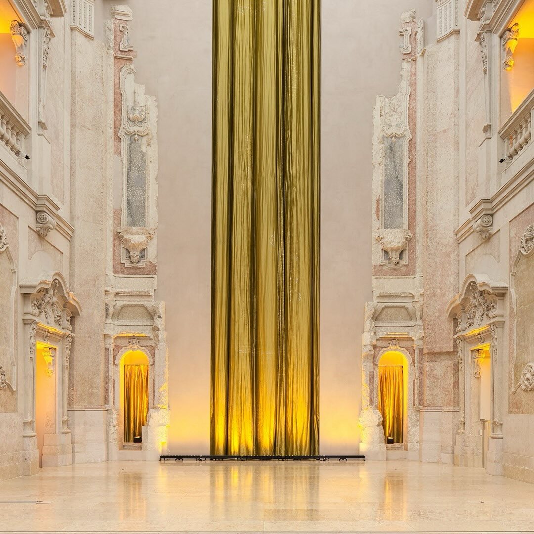 𝐇𝐢𝐝𝐝𝐞𝐧 𝐠𝐞𝐦: You can find some of Fernando Pessoa's words in the nave of former S. Julião church, now the Money Museum. ✍️ 

#VisitLisboa 
visitlisboa.com 
📍 Museu do Dinheiro
📷  @museudodinheiro