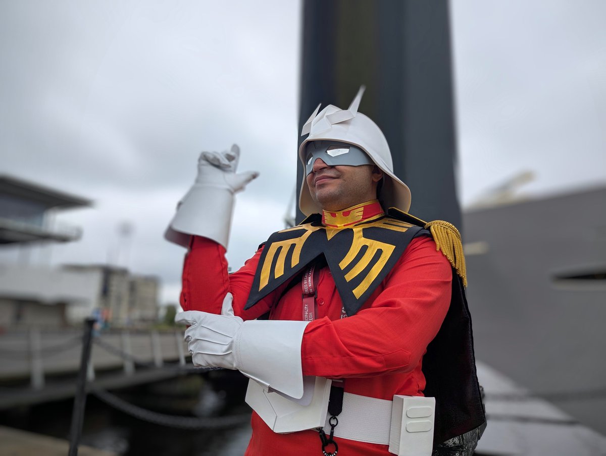 Forgot to post a snap of my Char cosplay at Comic Con! I hope to wear it again in October :D 

Super exciting time to be a Gundam fan! Between Gquuuuux, the card game coming out and so many fun kits, i'm hyped!