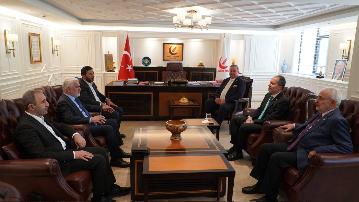 zyapicioglu's tweet photo. Yeniden Refah Partisi Genel Başkanı Sayın Fatih Erbakan’ı genel merkezlerinde ziyaret ettik.

Meclis’e sunduğumuz ailenin korunması ve sapkınlıkların suç sayılmasına dair kanun teklifimize desteklerini talep ettik.

Ayrıca siyonist terör rejiminin İran'a yönelik saldırısı, Gazze’deki son gelişmeler, “Terörsüz Türkiye” süreci ve soykırım suçuna iştirak eden çifte vatandaşların yargılanmasına dair kanun teklifimiz hakkında fikir teatisinde bulunduk.

Sayın Genel Başkana nazik misafirperverlikleri ve kanun teklifimize destek sözleri nedeniyle teşekkür ederim.