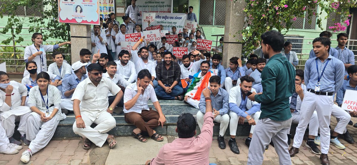 RohitRanaINC's tweet photo. आज NSUI मथुरा द्वारा ब्रज चिकित्सा संस्थान में धरना प्रदर्शन किया गया । बृज चिकित्सा संस्था के पास भारतीय नर्सिंग काउंसिल की मान्यता न होने के बाद भी विगत 4 वर्षों से उस के आधार पर बच्चों को गुमराह करके प्रवेश लिया गया! 
@priyankagandhi 
@KaunSandeep @nsui https://t.co/zp6iTwhuvZ