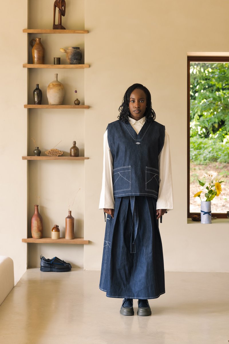 kumo_studio's tweet photo. Lookbook
Collection Kura

Photographe @igor.kov
Modèle @_blackflow

Look 4
• Tablier denim à nœud
• Chemise coton à rabat
• Hakama jupe denim https://t.co/gYD241FmCA