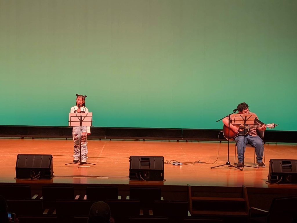 LINO_voice's tweet photo. 15. 大村 優樹菜
小学4年生。
家族の応援もパワーに変え堂々とした立ち姿がとても魅力的でした。
カッコいい歌声でステージを盛り上げてくれました。
本人も楽しかったみたいとのお声を頂き安心しました♪
これからの成長も活躍も楽しみです。
ありがとうございます^^ https://t.co/XFi0jzHe5p