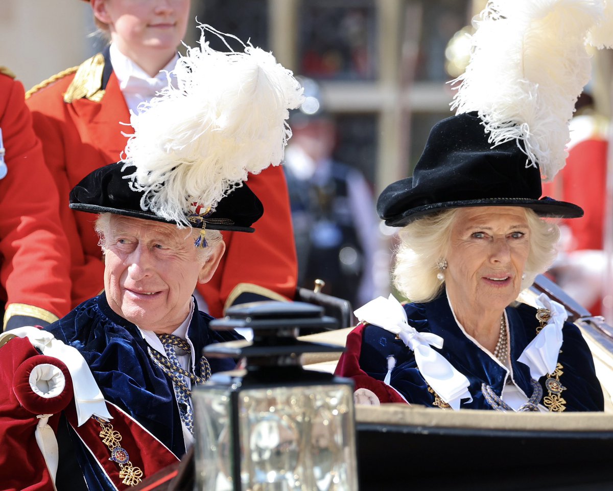 RoyalFamily's tweet photo. The King and Queen, and Members of the Royal Family, at St George’s Chapel in Windsor today for the annual Garter Day service and procession. https://t.co/iTteSmS1tE