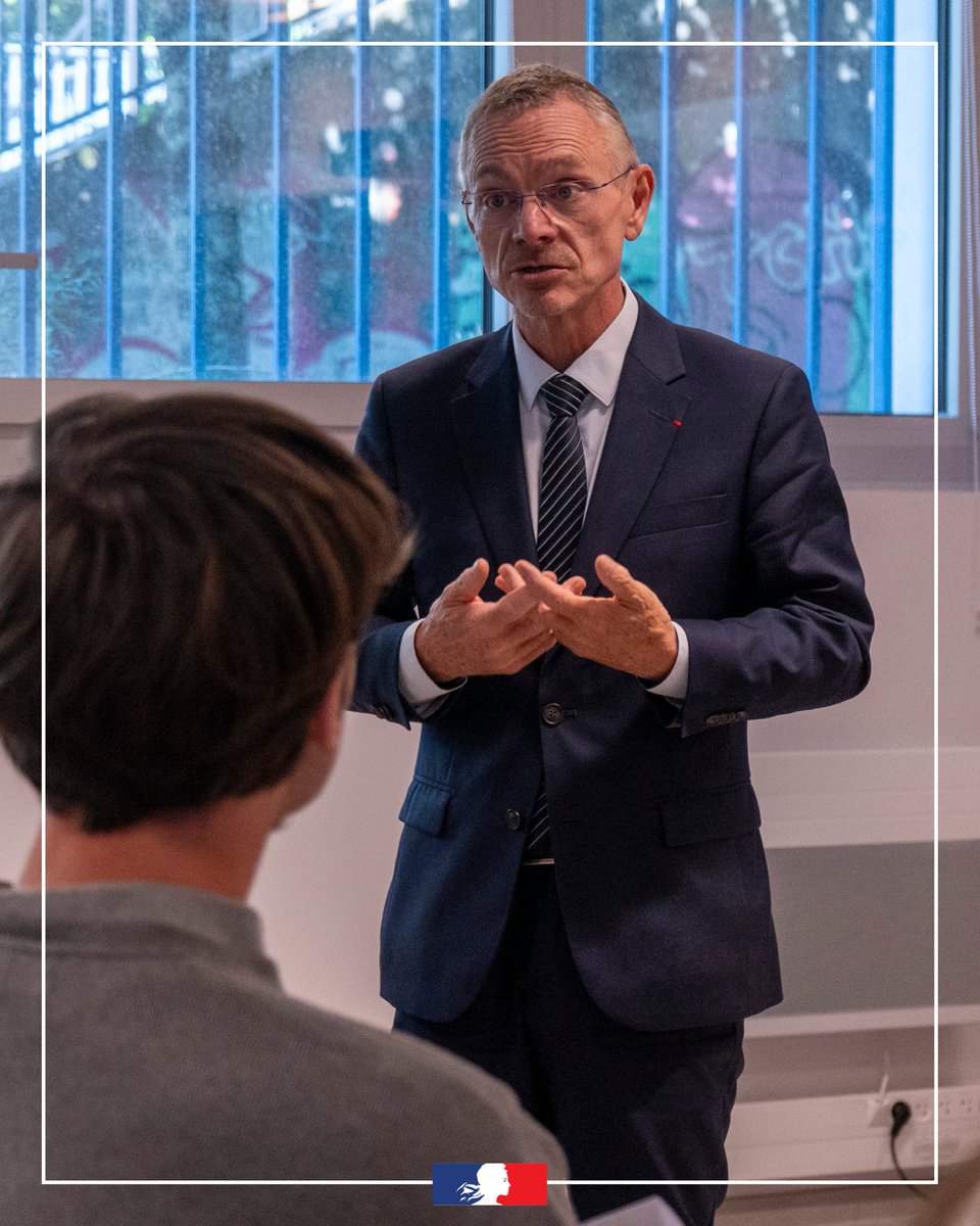 AcBordeaux's tweet photo. 🎓 Cette semaine, le rectorat de Bordeaux accueille des élèves de seconde pour leur séquence d’observation en milieu professionnel.
Une belle occasion de découvrir les coulisses de l’Éducation nationale et de nourrir leur réflexion sur l’orientation.
#StageSeconde #1élève1stage https://t.co/CoxArkMKnJ