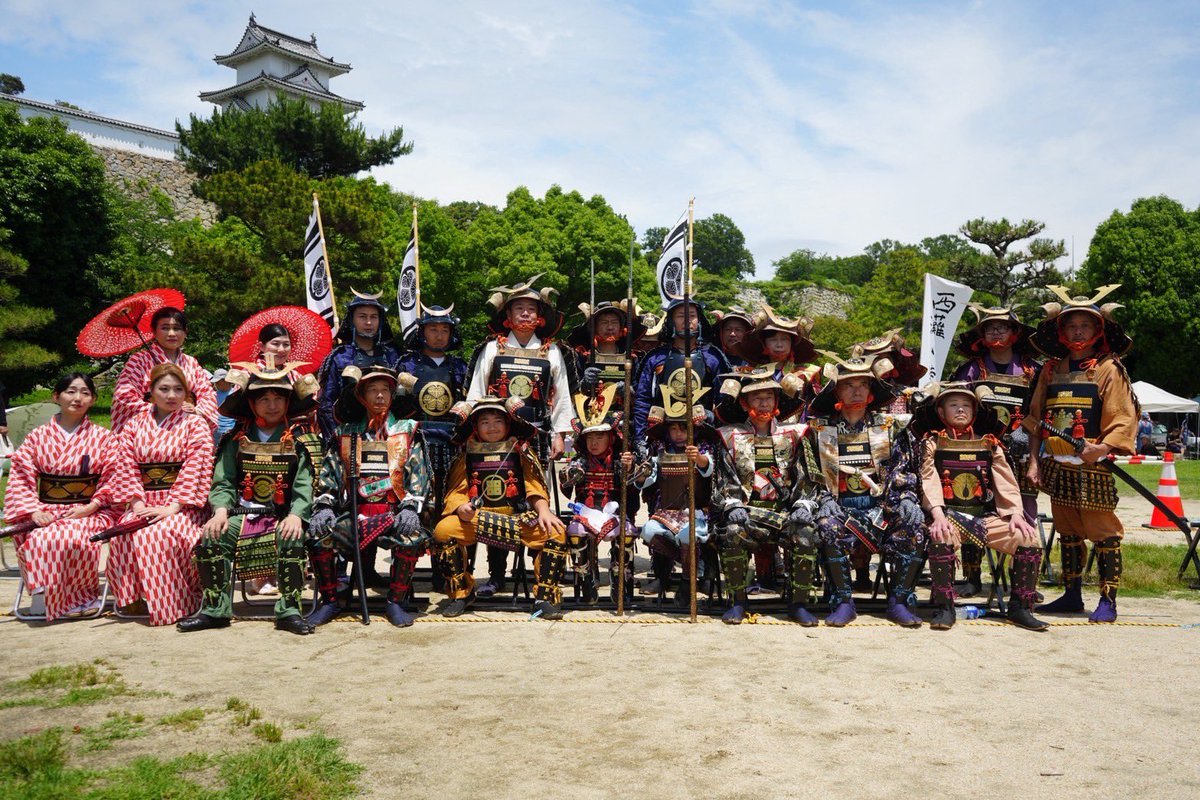 kishiguchi39's tweet image. 時のウィーク30周年を迎え、明石公園で様々な恒例イベントが開催されました。私も明石葵会による武者行列に。
時の鉄砲隊演舞の様子もご一緒に。
#躍動の会
#岸口みのる
#岸口県議
#時のウィーク
#武者行列
#鉄砲隊
