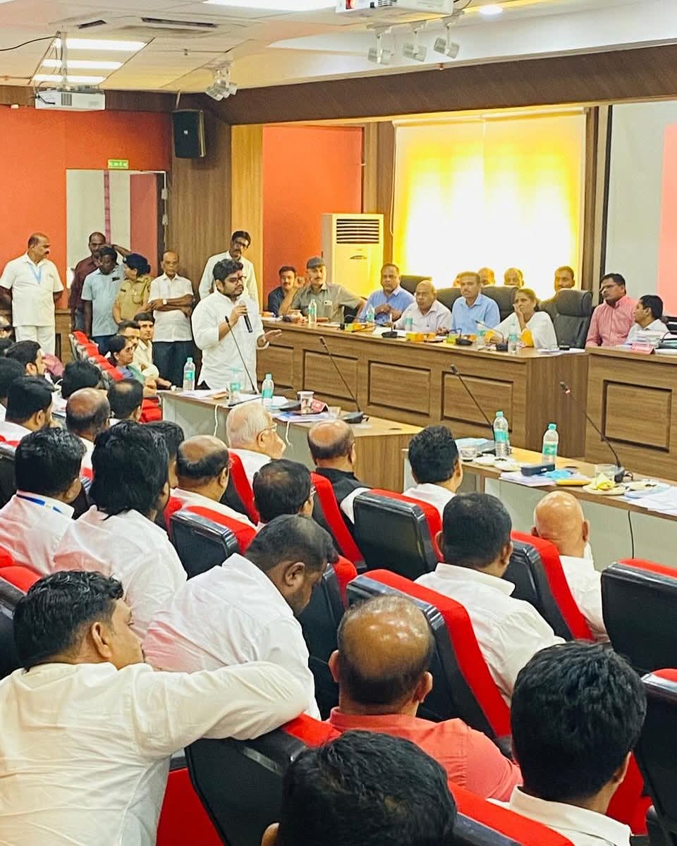 आज सांगली येथे जिल्हा नियोजन समितीची महत्वपूर्ण बैठक पार पडली. या बैठकीत दुध भेसळी बाबत व बोरगांव टोल नाक्यावरील हायवे पोलिसांकडून शेतकऱ्याच्या बाबतीत होणारी अडवणूक हे प्रश्न प्रकर्षाने मांडले.सांगली जिल्ह्याच्या सर्वांगीण विकासासाठी तसेच येणाऱ्या काळात विधानसभा क्षेत्रांच्या