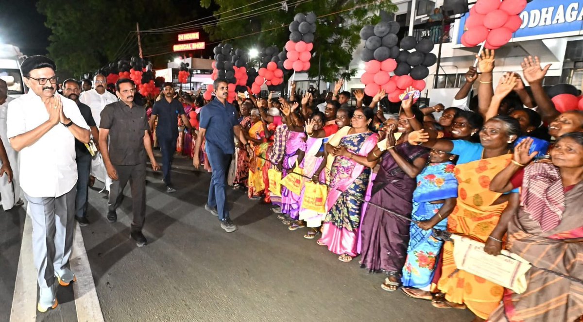 Tn49dmk's tweet photo. மக்கள் வெள்ளத்தில் கழகத் தலைவர் ❤️

தஞ்சாவூருக்கு வருகை தந்த மாண்புமிகு முதலமைச்சர் அவர்களுக்கு சாலையின் இர���புறமும் பொதுமக்கள் உற்சாக வரவேற்பு அளித்தனர்.

#DMKThanjavur #DMKThanjavursouth #DMKThanjavursouth_ITWing

#CMStalinInThanjavur https://t.co/INklWxKPQy