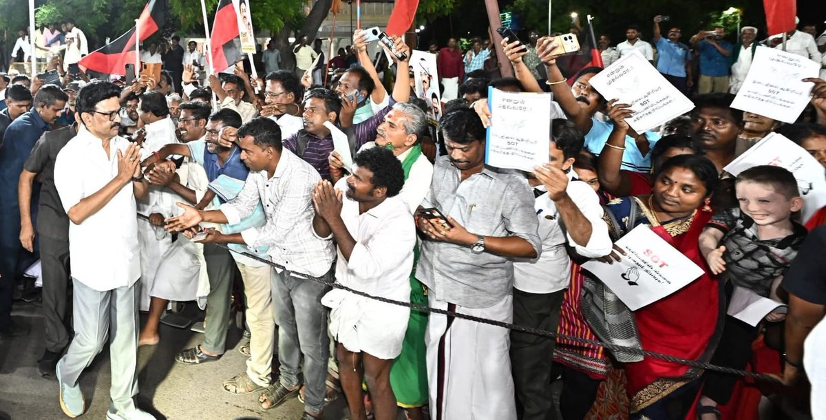 Tn49dmk's tweet photo. மக்கள் வெள்ளத்தில் கழகத் தலைவர் ❤️

தஞ்சாவூருக்கு வருகை தந்த மாண்புமிகு முதலமைச்சர் அவர்களுக்கு சாலையின் இர���புறமும் பொதுமக்கள் உற்சாக வரவேற்பு அளித்தனர்.

#DMKThanjavur #DMKThanjavursouth #DMKThanjavursouth_ITWing

#CMStalinInThanjavur https://t.co/INklWxKPQy