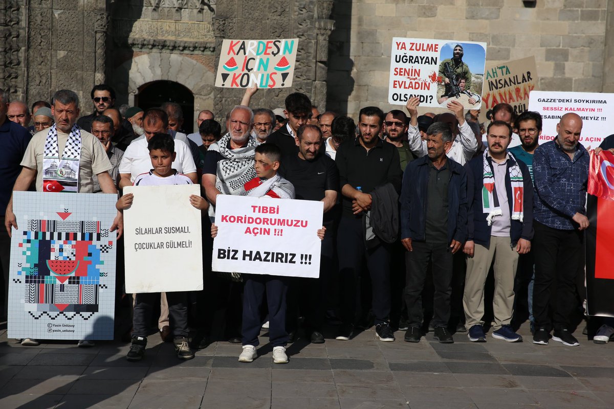 erzurummttb25's tweet photo. Vicdanların kapısı açılsın, Gazze nefes alsın!

Erzurum Sivil Toplum Kuruluşları ile ortak düzenlenen Küresel Gazze Yürüyüşü, yüzlerce duyarlı yüreğin katılımıyla Lalapaşa Meydanı’nda gerçekleştirildi.

#GazzeNefesAlsın #Erzurum #GlobalMarchToGaza https://t.co/zzA4Z9RC09