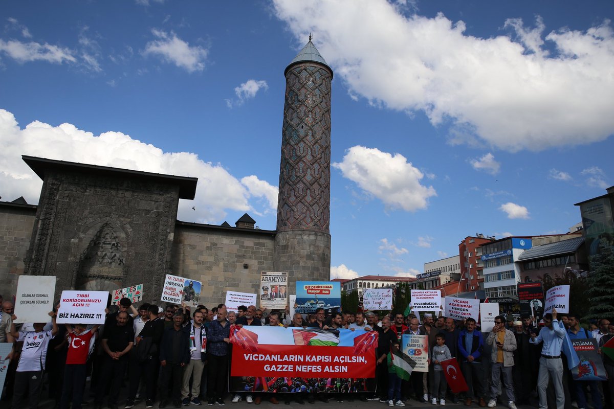 erzurummttb25's tweet photo. Vicdanların kapısı açılsın, Gazze nefes alsın!

Erzurum Sivil Toplum Kuruluşları ile ortak düzenlenen Küresel Gazze Yürüyüşü, yüzlerce duyarlı yüreğin katılımıyla Lalapaşa Meydanı’nda gerçekleştirildi.

#GazzeNefesAlsın #Erzurum #GlobalMarchToGaza https://t.co/zzA4Z9RC09