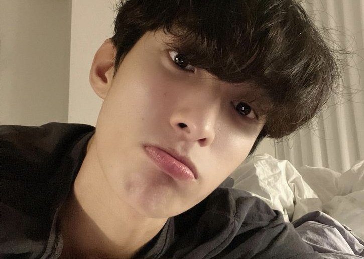 achiolovingjuyo's tweet image. "kamu ko blm balas aku?☹️"
"aku lagi di luar☹️"

#CSD #CARAT_SELCA_DAY #CARAT #SEVENTEEN #DK #DOKYEOM