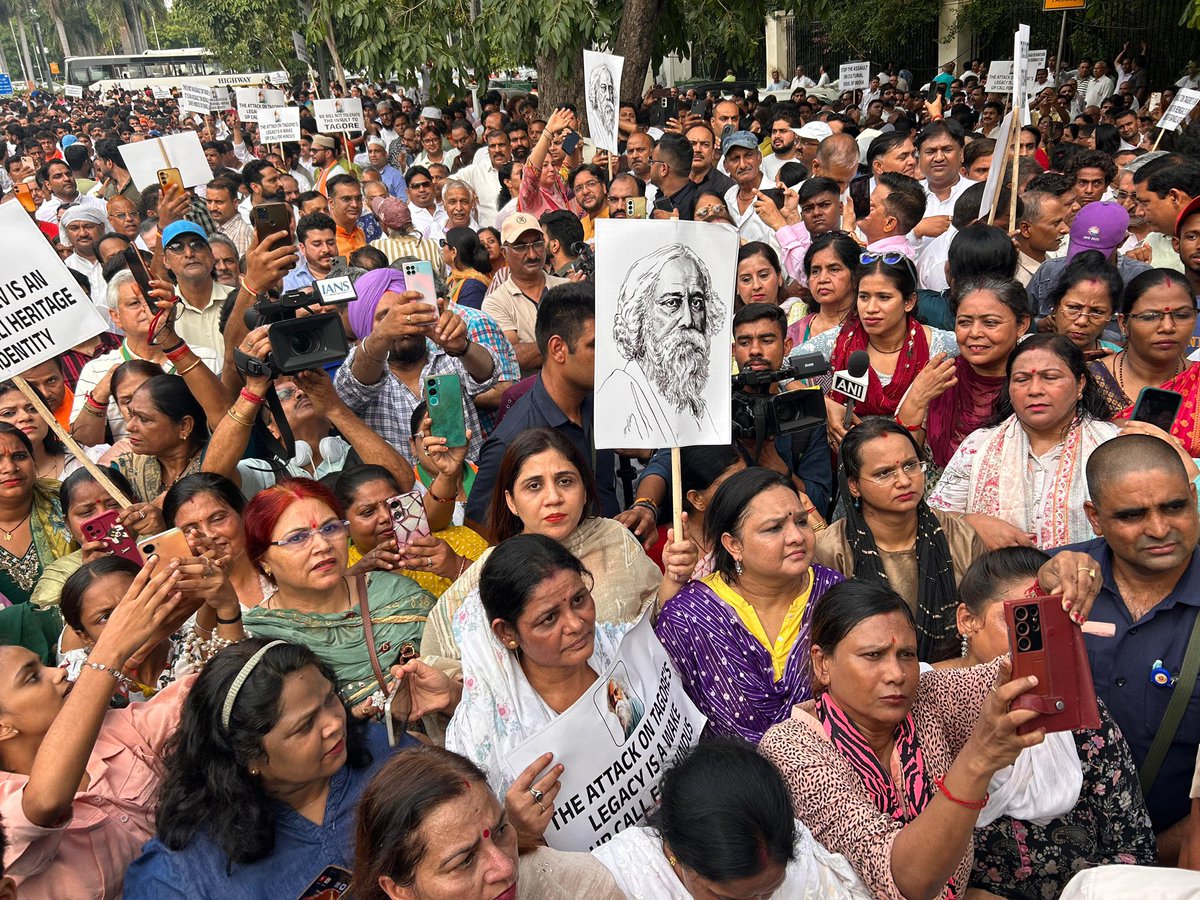 “टैगोर का अपमान नहीं सहेंगे!”

बंग्लादेश में लगातार हिंदुओं पर हो रहा हमला बताता है कि बंग्लादेश किन हाथों में खेल रहा है।

आज भारतीय जनता पार्टी, दिल्ली के नेतृत्व में तीन मूर्ति चौराहा से बांग्लादेश उच्चायोग तक विरोध मार्च में शामिल हुआ।

गुरुदेव रवींद्रनाथ टैगोर के पैतृक आवास