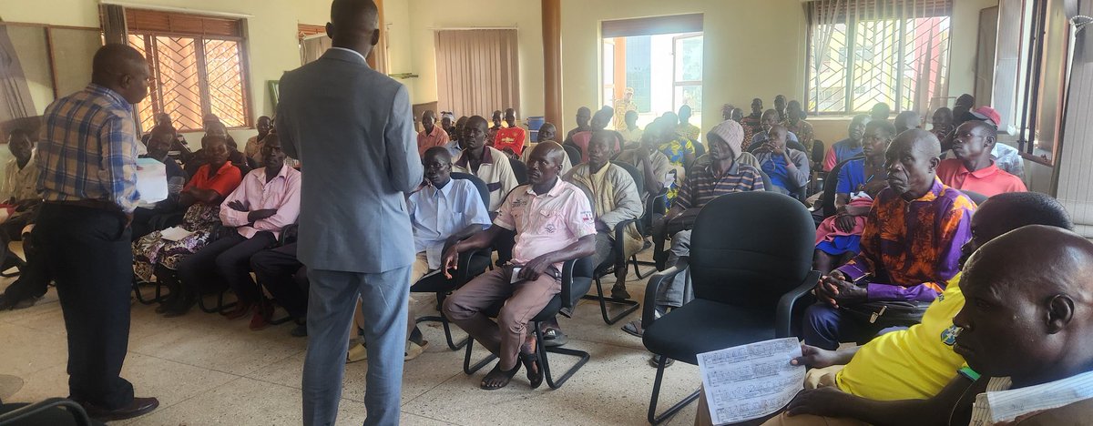 AngaliaGodwin's tweet image. Money will come.
This morning, I engaged with a group of tobacco farmers who unfortunately missed out on payments last week.
I reassured them that payment will be made in due course. Everyone verified by the @mtic_uganda will receive their money. I urged them to remain patient.