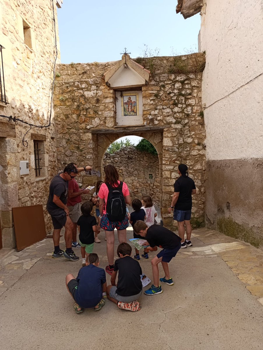 🤩  L'Oficina de Turisme de Vistabella del Maestrat explora noves vies per difondre el patrimoni cultural i històric

🔎 Una de les noves propostes que s'han organitzat és una gimcana mentre es fa una visita pel poble

📍 Punts com la plaça del Dau o el portal de Sant Roc