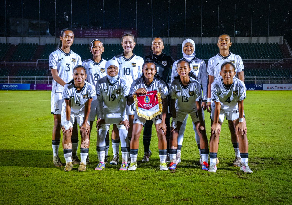 Kerja keras dan semangat pantang menyerah sudah ditampilkan oleh Timnas Putri U-19 saat melawan Vietnam. Kita tahu ini bukan hasil yang diinginkan, tapi kami akan tetap mendukung Timnas U-19 untuk bisa terus berproses dan bertumbuh untuk lebih baik di masa depan.

Tegakkan kepala