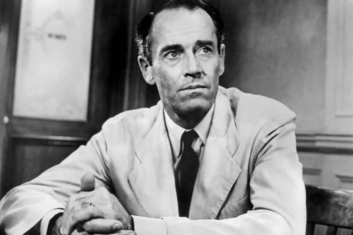 A las 22:00 h en #CineClásicoLa2 12 HOMBRES SIN PIEDAD (1957). Increíble debut de Sidney Lumet. Henry Fonda encabeza un reparto acertadísimo. Maravilla de obligado visionado Oso de Oro en Berlín. Drama judicial que te coge, te absorbe, te hace pensar…lección de cine y vida.