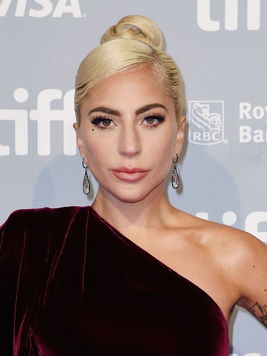 Rita Pereira sobre Lady Gaga:

“Nunca a ouvi a gaguejar… mentirosa de merda.”