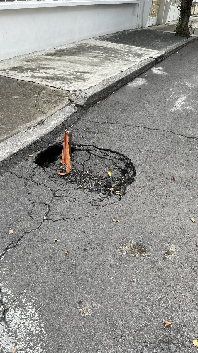 pawiss's tweet photo. @UCS_GCDMX @AzcapotzalcoMx @OVIALCDMX @GobCDMX  @SOBSECDMX @locatel_mx @SeGobCDM
en la Calle de Pirámides, Col. Claveria alcaldia Azcapotzalco, CDMX hay un bache muy profundo desde hace 2 semanas y no lo han arreglado https://t.co/5oGRtLlknV