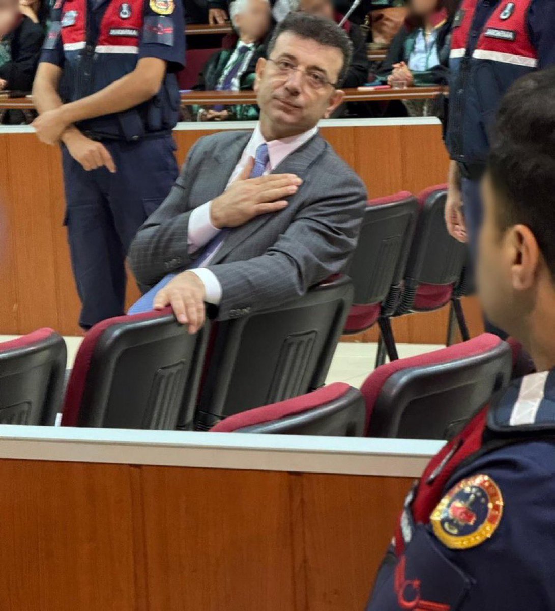 Haksız yere tutsak edilmenin yanında tüm çalışma arkadaşları da cezaevinde.

Arkadaşları 
Volkan Konak ve 
Ferdi Zeyrek'in cenazesine bile katılamadı 😔

Üzüntüden   zayıflamış 😔

Bu kadar ah ile 
Tanrı huzuruna nasıl çıkacaksınız !!!

#Halkİktidarzede