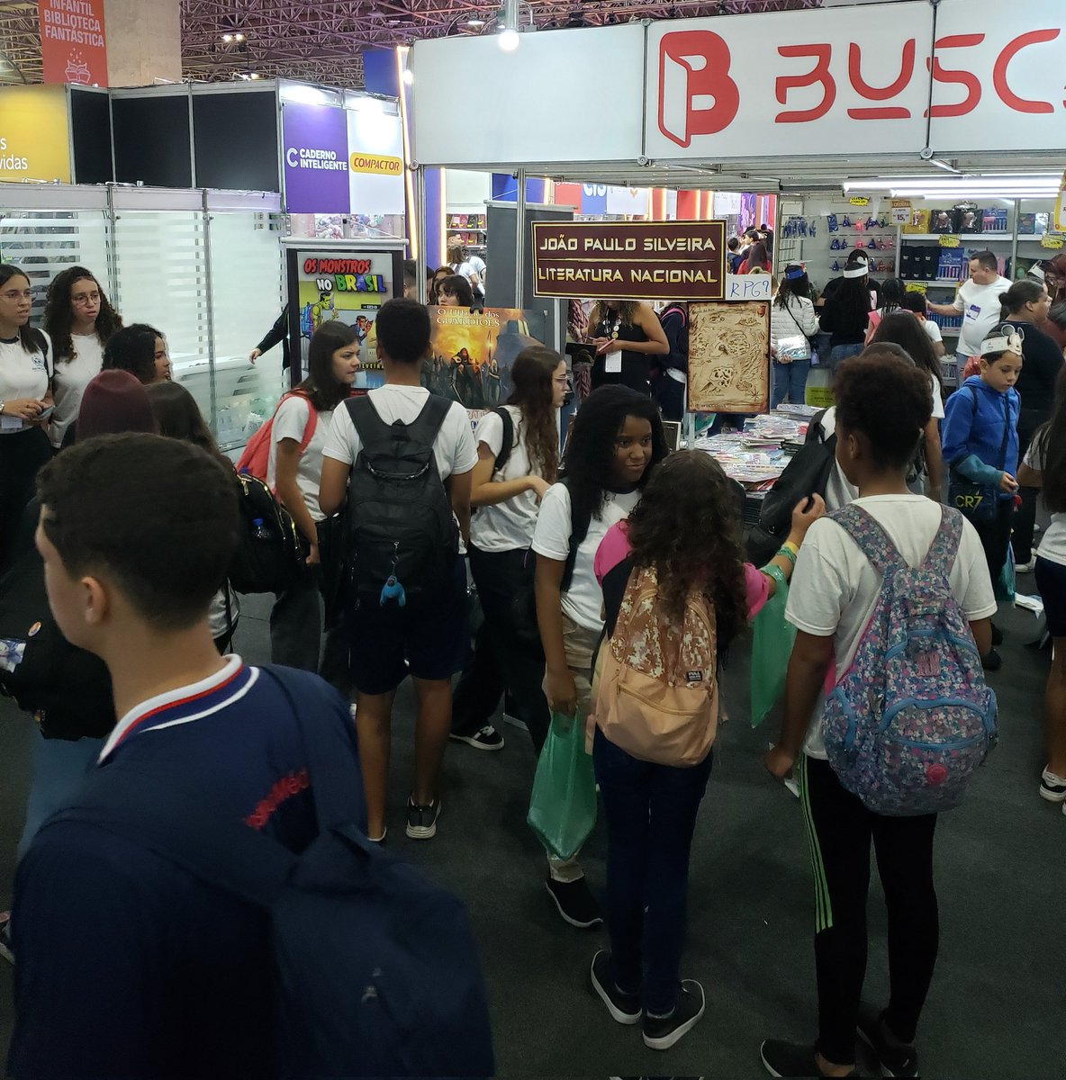 BitJPS's tweet photo. 4° Dia de Bienal!
Segunda-feira é dia de escola!
E de BIENAL também! 
Corre!
Estande E47.

#BienalDoLivroRio #BienalRio #Bienal25 #Literatura #Autores #EncontroComAutores #EventosLiterários #LivrosQueEncantam 
#NovoSeculoEditora #joãopaulosilveira #joaopaulosilveira 
#medieval https://t.co/l0FlPp7WT0