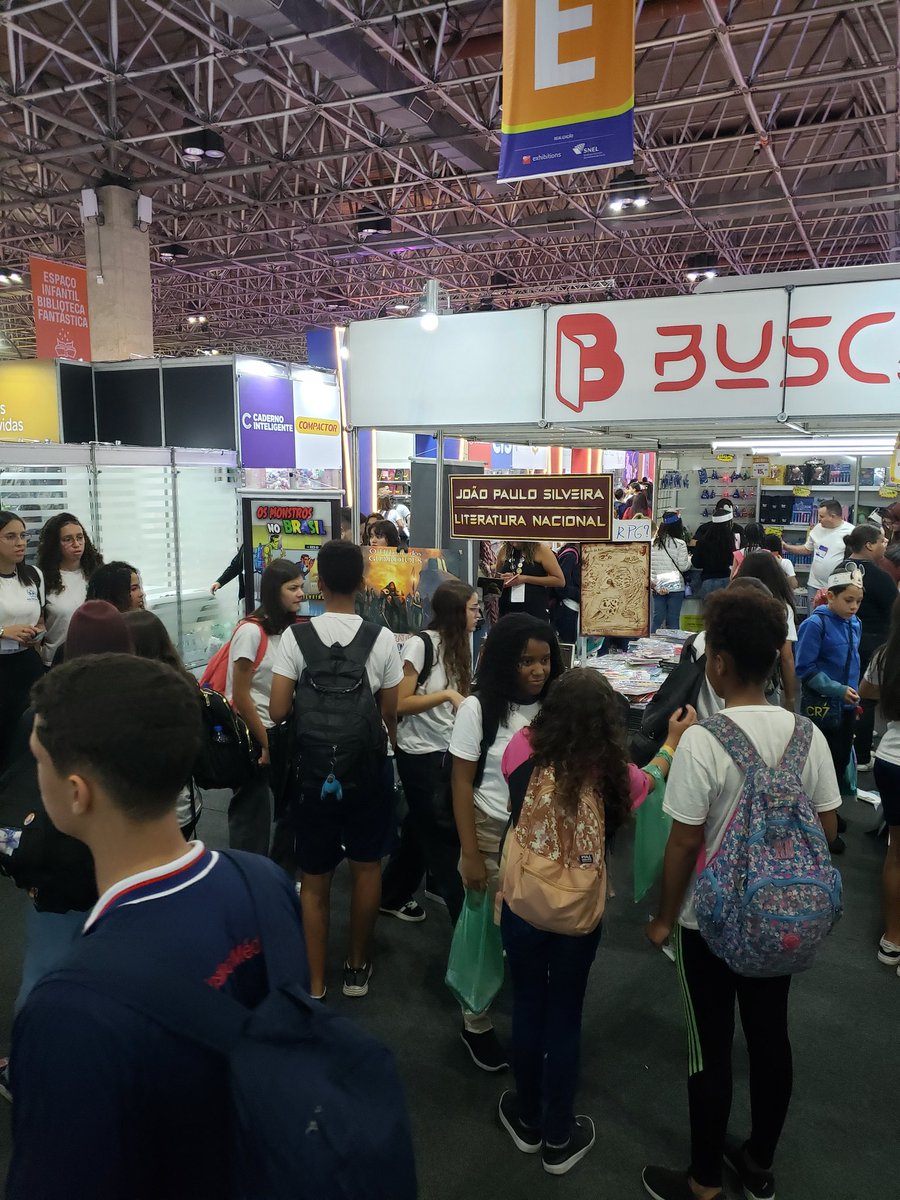 BitJPS's tweet photo. 4° Dia de Bienal!
Segunda-feira é dia de escola!
E de BIENAL também! 
Corre!
Estande E47.

#BienalDoLivroRio #BienalRio #Bienal25 #Literatura #Autores #EncontroComAutores #EventosLiterários #LivrosQueEncantam 
#NovoSeculoEditora #joãopaulosilveira #joaopaulosilveira 
#medieval https://t.co/l0FlPp7WT0