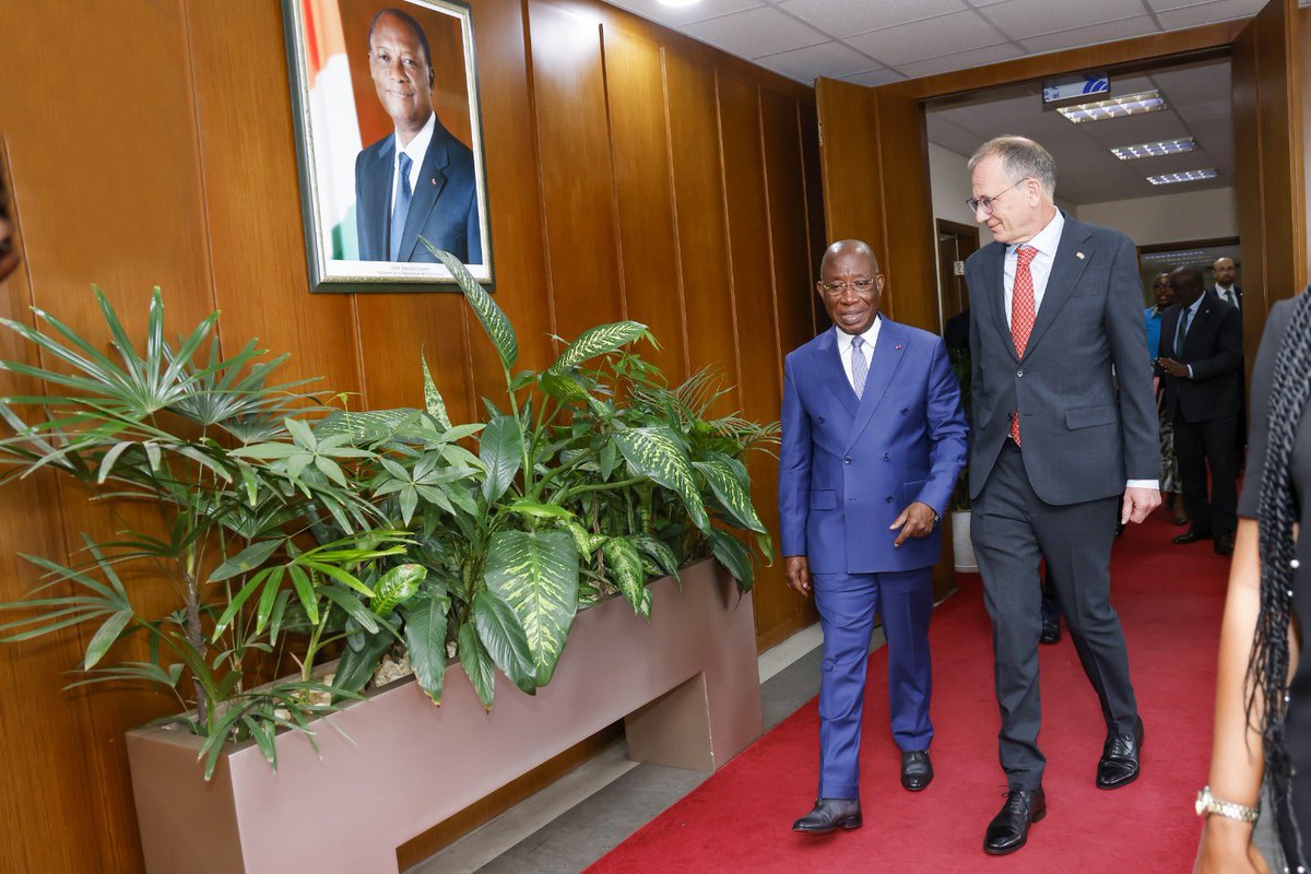 Je suis arrivé en Côte d’Ivoire 🇨🇮 et ce matin j’ai eu l’honneur de  présenter  les copies figurées de mes lettres de créance au Ministre des Affaires étrangères, de l’Intégration Africaine et des Ivoriens à l’Etranger, S.E.M. Kacou Léon Adom.  Ravi de commencer mon travail!