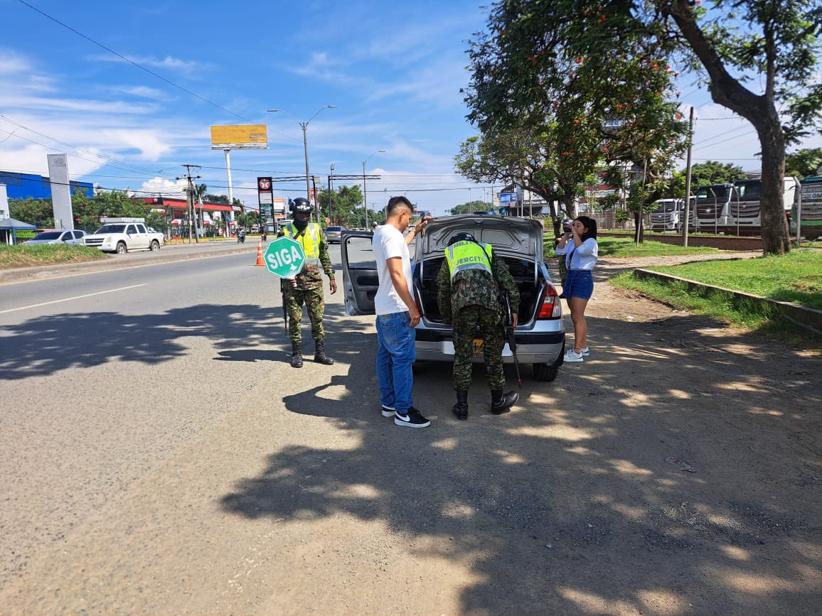 Seguridad y Justicia (@seguridadcali) on Twitter photo Presentes en las calles con nuestra Fuerza Pública; el <a href="/Ejercito_Div3/">Tercera División del Ejército Nacional</a> continúa realizando trabajos de prevención en vías principales, accesos y salidas de la ciudad.
Requisas a personas y vehículos, verificaciones y patrullajes. Por la seguridad de la región.
#PlanCaliSegura Presentes en las calles con nuestra Fuerza Pública; el <a href="/Ejercito_Div3/">Tercera División del Ejército Nacional</a> continúa realizando trabajos de prevención en vías principales, accesos y salidas de la ciudad.
Requisas a personas y vehículos, verificaciones y patrullajes. Por la seguridad de la región.
#PlanCaliSegura