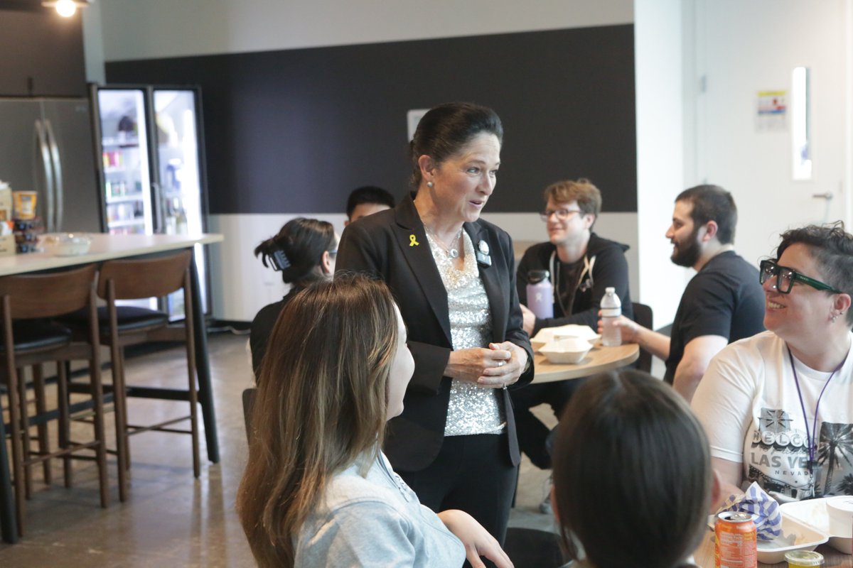 portalinno's tweet image. Thank you to @susanamendoza10 for touring Portal Chicago at Fulton Labs last week! It was great showing all of the great innovation occurring at Portal, and how startups working out of our space are positively impacting Illinois. #biotech