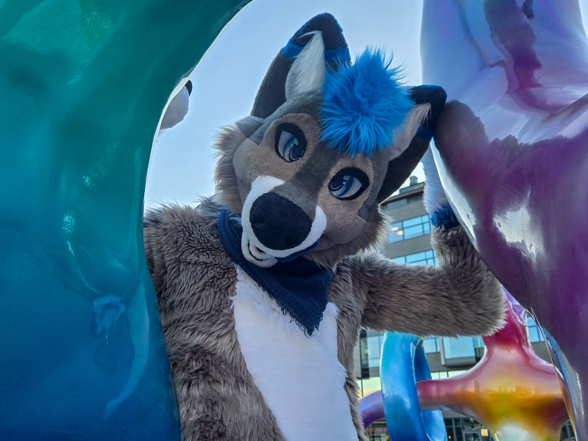 Whatcha doing down there? :3

📸: <a href="/VWusky/">Vuk🔜EF/TFI</a>
✂️: <a href="/FursuitParade/">Fursuit Parade</a>