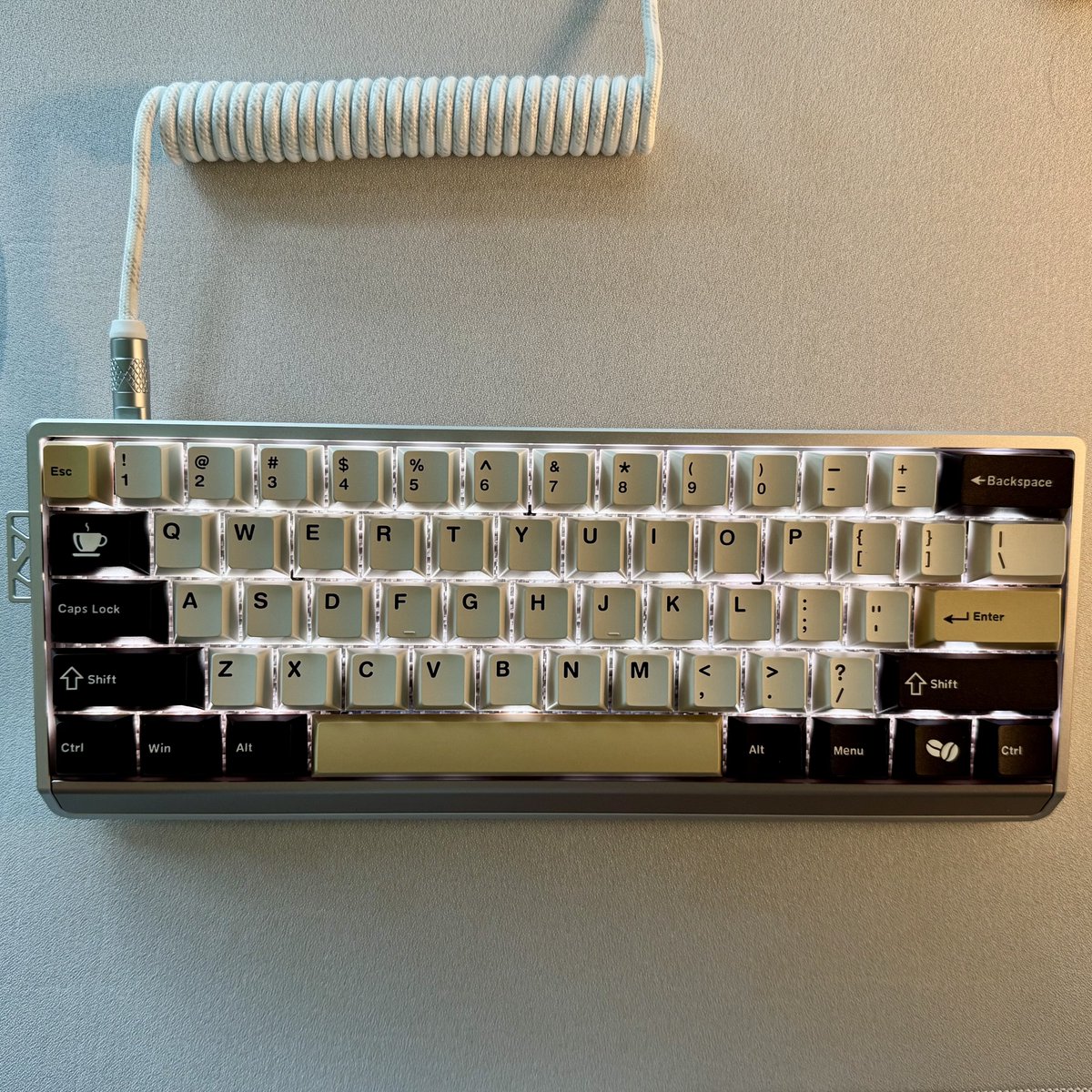 LychenMoss's tweet photo. @ma1010mm Thanks! A photo I saw on Mod Musing’s website made it look like the keycaps had a rough texture applied.

I was also lucky enough to get an OW60 case. Have these WS Cafe keycaps installed, but the case’s beige color is lighter than expected.

I think your combination is clean 👌 https://t.co/t0Lr5WOhBV