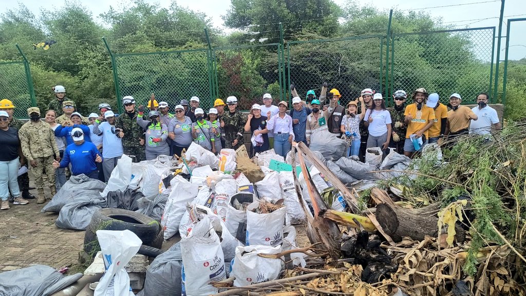 En coordinación con <a href="/PoliciaColombia/">Policía de Colombia</a>, <a href="/Corpoguajira/">Corpoguajira</a>, <a href="/AlcaldiaRcha/">Alcaldía de Riohacha</a>, Interaseo y Coprecam, soldados del <a href="/COL_EJERCITO/">Ejército Nacional de Colombia</a> realizaron una jornada ambiental de limpieza en cuerpos de agua en la avenida Circunvalar, barrio Nuevo Centro, en Riohacha, #LaGuajira, donde se recolectaron más