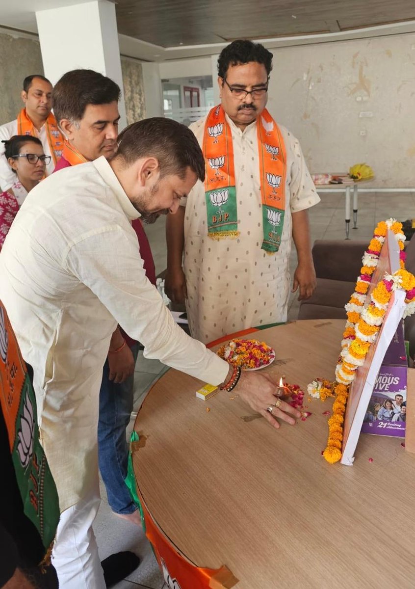 Arpit4BJP's tweet photo. शक्ति केंद्र शाहदरा में मोदी सरकार के 11 सफल वर्षों पर चौपाल बैठक संपन्न

आज शक्ति केंद्र शाहदरा पर आयोजित विशेष चौपाल में प्रधानमंत्री श्री नरेंद्र मोदी जी के नेतृत्व में केंद्र सरकार के 11 वर्षों की सेवा, सुशासन और गरीब कल्याण की ऐतिहासिक उपलब्धियों पर चर्चा की गई।

स्थानीय कार्यकर्ताओं की सक्रिय भागीदारी के साथ यह संवाद कार्यक्रम अत्यंत सफल रहा।
कार्यक्रम की संयोजिका श्रीमती दीक्षा जोशी जी को इस सार्थक आयोजन के लिए हार्दिक बधाई।

यह बैठक विकसित भारत के निर्माण की दिशा में भारतीय जनता पार्टी की जनसंवाद परंपरा और प्रतिबद्धता का परिचायक बनी।

#SevaSushasanGaribKalyan
#11YearsOfModiGovernment
#ViksitBharat