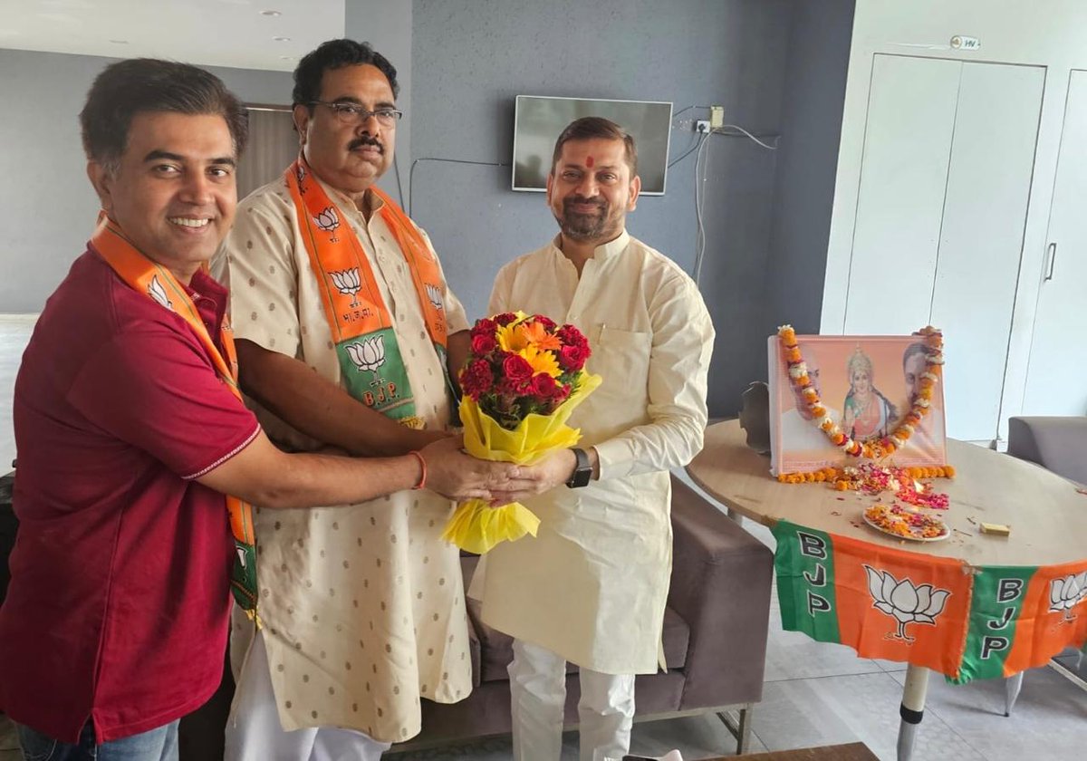 Arpit4BJP's tweet photo. शक्ति केंद्र शाहदरा में मोदी सरकार के 11 सफल वर्षों पर चौपाल बैठक संपन्न

आज शक्ति केंद्र शाहदरा पर आयोजित विशेष चौपाल में प्रधानमंत्री श्री नरेंद्र मोदी जी के नेतृत्व में केंद्र सरकार के 11 वर्षों की सेवा, सुशासन और गरीब कल्याण की ऐतिहासिक उपलब्धियों पर चर्चा की गई।

स्थानीय कार्यकर्ताओं की सक्रिय भागीदारी के साथ यह संवाद कार्यक्रम अत्यंत सफल रहा।
कार्यक्रम की संयोजिका श्रीमती दीक्षा जोशी जी को इस सार्थक आयोजन के लिए हार्दिक बधाई।

यह बैठक विकसित भारत के निर्माण की दिशा में भारतीय जनता पार्टी की जनसंवाद परंपरा और प्रतिबद्धता का परिचायक बनी।

#SevaSushasanGaribKalyan
#11YearsOfModiGovernment
#ViksitBharat